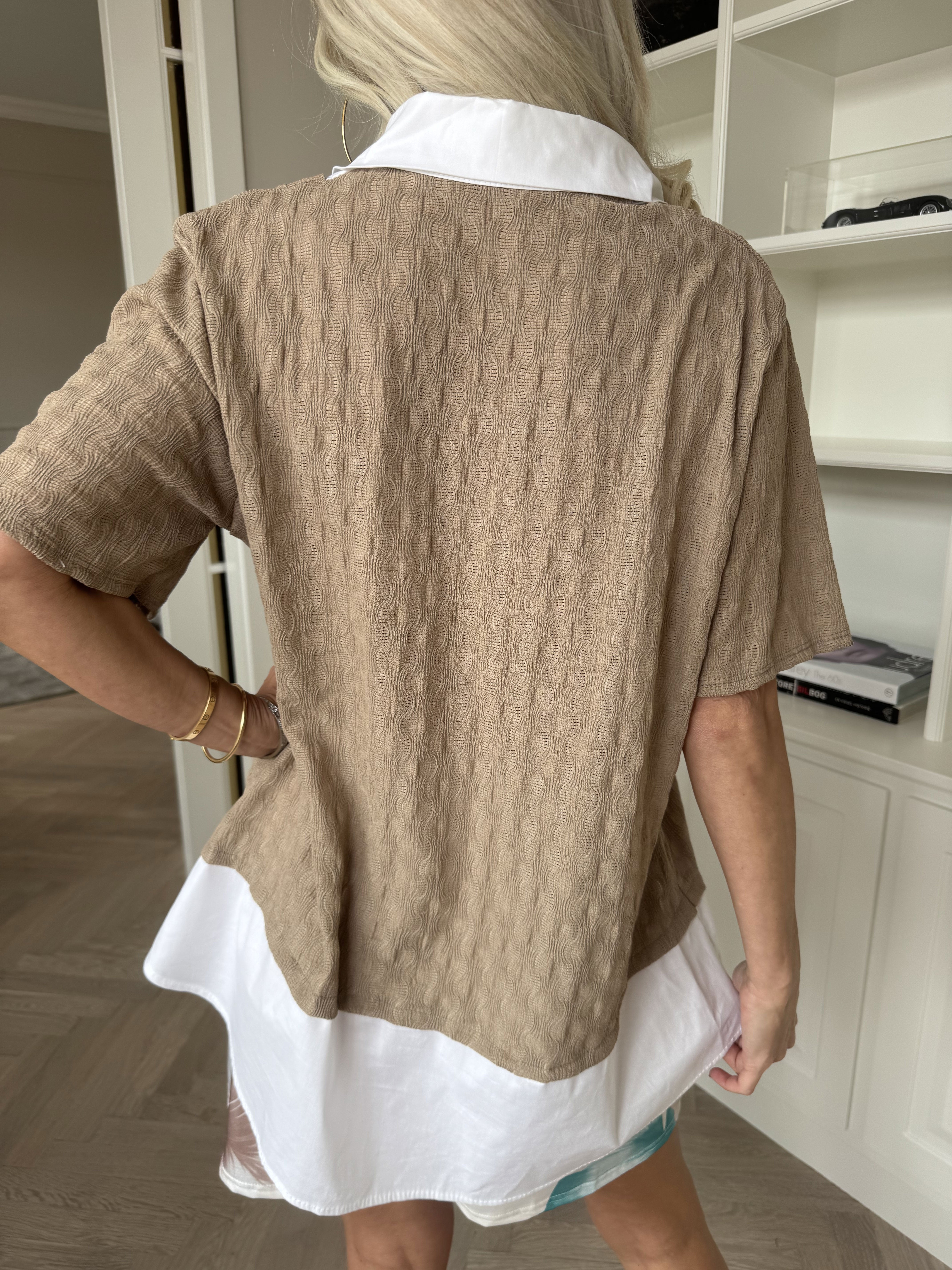 Shandel - Sød stretchy bluse med skjortedetaljer